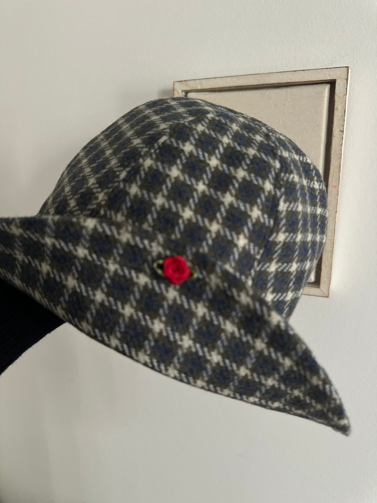 The Bella hat: A trip to the garden.